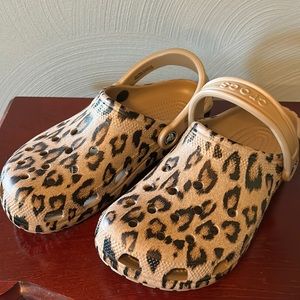 NWOT Crocs leopard size 8 w